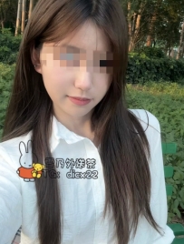 奶優 22歲C+罩杯：22歲極品清純白皙妹！坐擁乾淨氣質皮膚白皙腿細長神顏、解鎖看起來