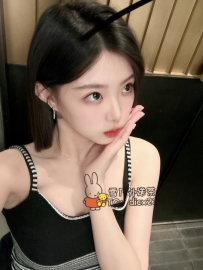 愛麗絲 24歲C罩杯：24歲極品性感小騷貨！坐擁高顏值魔鬼身材、解鎖床上超淫蕩水聲啪啪