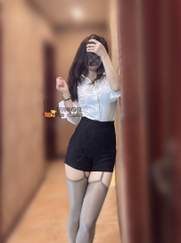小瓦 26歲D罩杯：26歲極品悶騷OL！坐擁身材豐滿特別有撞擊感魔鬼身材、解鎖愛愛很騷小