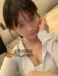 狸狸 20歲 D罩杯：可愛甜美藏淫蕩本性、軟嗲聲音撒嬌胸部猛蹭、全身泡沫滑溜磨蹭實測