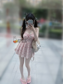 媚媚 18歲D罩杯：18歲極品清純嫩妹解禁！坐擁外表清純乖巧的鄰家女孩神顏、解鎖很騷一