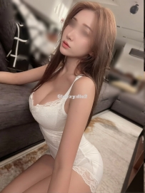 妮娜 34歲 D+罩杯：黑絲足交胸推精通、深喉吸吮名器、後入撞擊打屁股實測